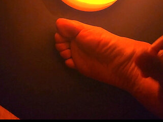 Best solo masturbation sole cum on wrinkles on one of my bare feet. I cum twice on my foot with candle!