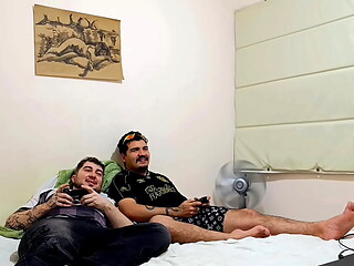 Toda vez que um amigo vem jogar videogame comigo ele acaba me fudendo (COMPLETO NO RED)