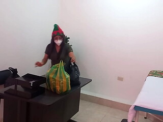 CHRISTMAS FULL OF SENSUALITY!! LATINA WITH A BIG VAGINA TOUCHES HERSELF DIRTY AT WORK