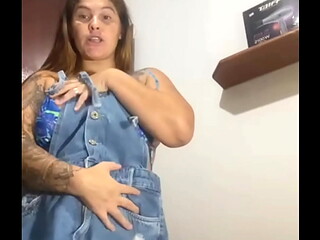 Gosto de me exibir e deixar os machos de pau duro e molhado