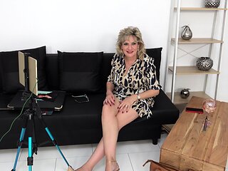 Amateur mature MILF Yulja strips and spreads