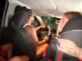 Gostosas pediram pros amigos realizar o sonho delas fazer de DP sem camisinha no pelo os dois gozando dentro