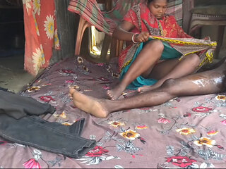 Bimar housewife mein land mein tel lagakar malish ki