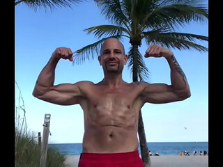 MAXXX LOADZ FLEXING AT THE BEACH
