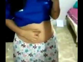Se masturba mientras se toca el ombligo
