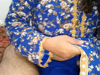 Daughter-in-law caught by surprise while serving father-in-law - Hindi audio