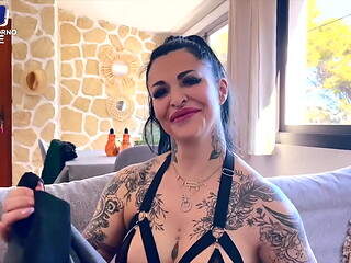 Cette milf de 45 ans est tatou&eacute_e de partout et elle se fait baiser par un voisin coquin !