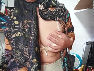 Big Boobs Hijab TS Masturbates Till She Cums