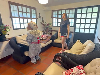 Encuentro una caba&ntilde_a abandonada con un peque&ntilde_o misterioso payaso dentro de ella, me pide que le haga una rica follada en cambio de dejarme hospedar en ella_ termino sac&aacute_ndole toda su deliciosa leche