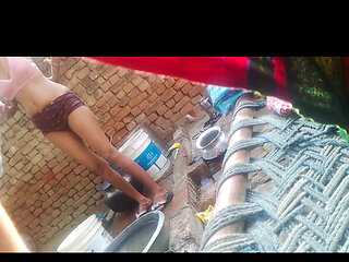 Desi newly bhabhi bathing mms