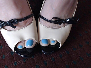 Sexy toe cleavage heel popping