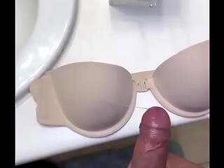 Me la jalo con el Brasier de mi vecina