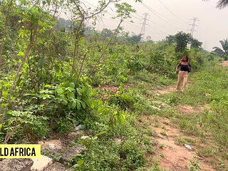 The Beautiful Lost Princess in a New Area but Find Both Help