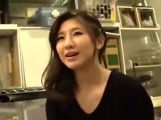 01008,A beautiful woman who feels