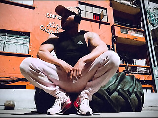 Chacal heterosexual se muestra en jaula de castidad