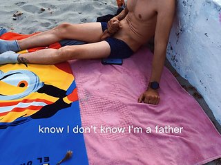 Exhibitionist: This Is How a Blowjob Is Done on the Public Beach,happy Ending