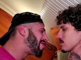 Deixando o vizinho me mamar at&eacute_ gozar na boca dele. - Free