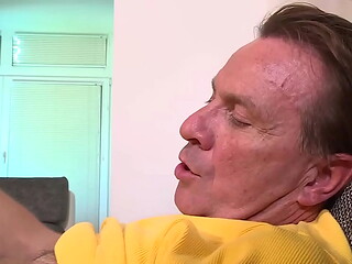 YOUNG SLUT FUCKS FOR A PIZZA