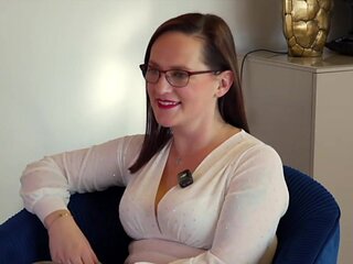 Nina, 35, business manager in Aix-en-Provence (13)! - Jacquie et Michel TV