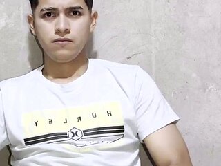 Alan Tokers se saca la leche en su cuarto