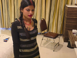 Indian desi Bhabhi ko akela dekh ke dewar bhabhi ko pel diya