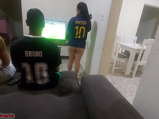 tive que fazer sexo com amigo do meu marido por causa de uma aposta, mas fiquei com tes&atilde_o e acabei fazendo DP com os dois