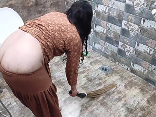 I Recorded My Stepsister While She Is Cleaning Bathroom And Bedroom