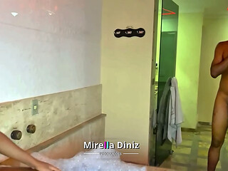 Tgata Ebony Leticia Diniz Dotadona enfia 22 cm de pau grosso no cuzinho do Puto mamador