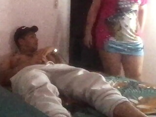 QUE LOCO!!!! ME ESTABA GRABANDO UNA PAJA, Y ENTRA LA MUJER DE MI HRMANO