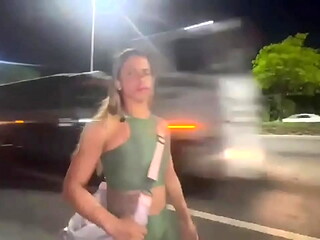 ESPOSA SENDO SEGUIDA E DA PRO SEGUIDA