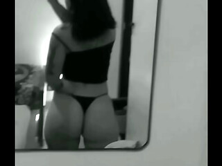 Aburrida mostrando algo