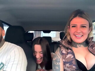 Uber pega passageira novinha que acabou de completar 18 anos siliconada com seu marido e acabam fazendo uma putaria dentro do Carro em S&atilde_o Paulo!Buceta mollhada