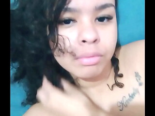POV: BRINCANDO COM A BUCETA GRANDE E GULOSA PELUDINHA ATE QUE ELA FIQUE MOLHADA O SUFICIENTE PARA QUE EU POSSA DAR