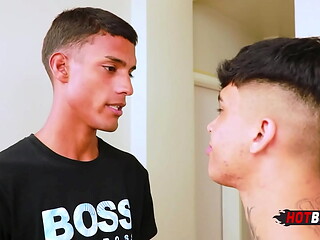 Novinho dando pro entregador pirocudo