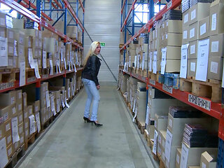 Hot babes love blowjob and cumshot - DVD