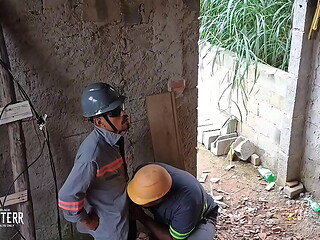 Eletricista fala que gosta de comer um cu s&oacute_ pra meter no ajudante