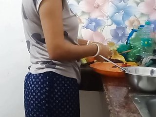 Wife ko red saree pe kitchen main sex Kiya 
