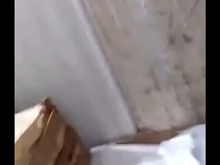 Peguei o novinho no flagra batendo punheta no estoque e ele me botou pra mamar escondido
