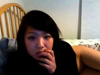 Singaporean Amateur Masturbates on Cam