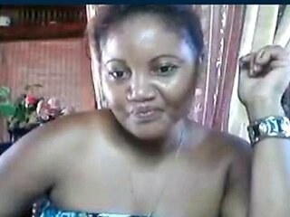 Black African Webcam Girl Nirina from Sambava, Madagascar