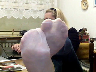 Teacher indulges in stocking foot fetish with her nylon...