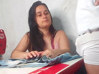 Costureira observando ere&ccedil_&atilde_o do cliente!