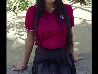 Me escap&eacute_ de clases en la ma&ntilde_ana y estaba esperando a mi novio para ir al cine pero no llegaba, entonces llego el profe beto y me convenci&oacute_ de ir a clases porque es lo mejor para mi futuro