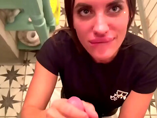 Elisteilor blowjob in a restaurant toilet