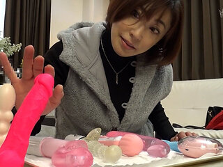 M894g02 I'm Curious About the Sex Toys in My Room!