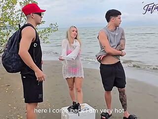 Hago un trio con mi novio y su amigo en la playa
