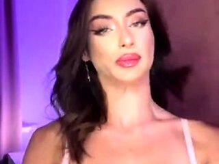 Busty MILF cam babe in lingerie pussy masturbation