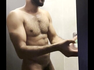 tomando banho no banheiro da academia