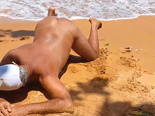 Ladysilva showing off her hot ass on the beach naked