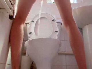 Toilet Pissing 2